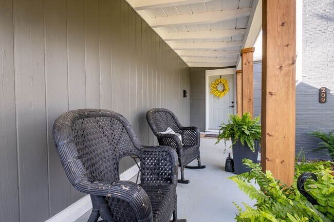 Building Photo - Updated 3-Bedroom Home with Fully Equipped Kitchen & Washer/Dryer in Great Neighborhood!