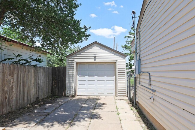 Building Photo - Cute home in Gables for rent~ 2 bed/1 bath