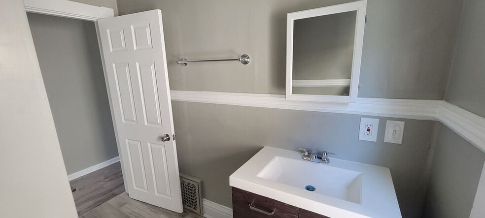 Building Photo - 1042 N Clarkson St