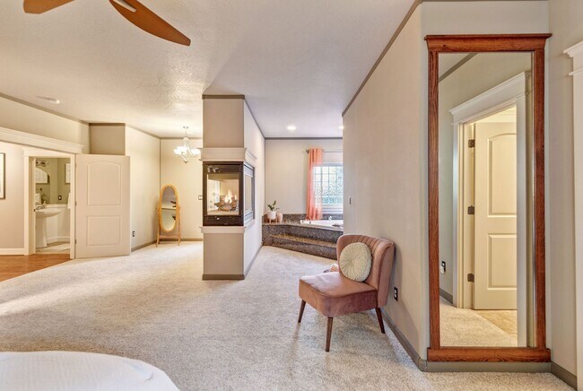 Building Photo - NW Grants Pass, Class, Style and Views!!!