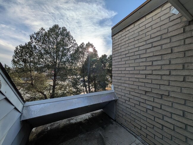 Building Photo - 1 bed, 1 bath Natural Light w/Skylight!