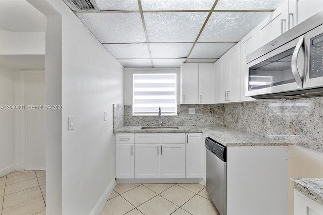 Building Photo - 9369 Fontainebleau Blvd