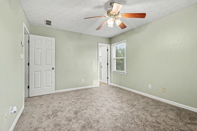 Building Photo - 3030 Green Meadow Ln