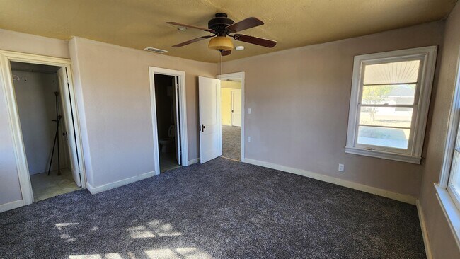 Building Photo - 800 S Elgin Ave