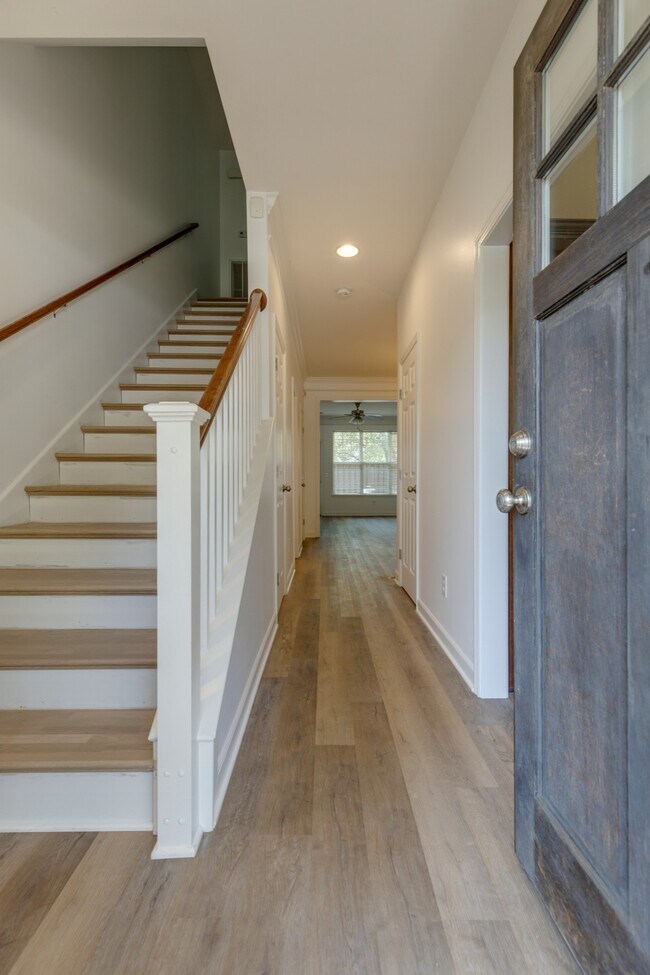Building Photo - 816 Hillview Heights