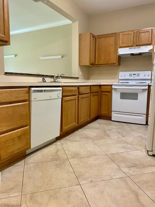 Building Photo - 50% OFF 1ST MONTH RENT ----- Adorable 3B/2.5B Unfurnished Townhome located in Twin Lakes Neighbor...