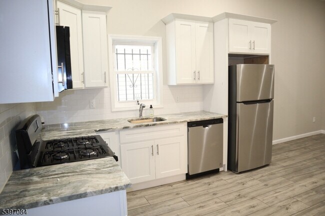 Building Photo - 154 Garside St