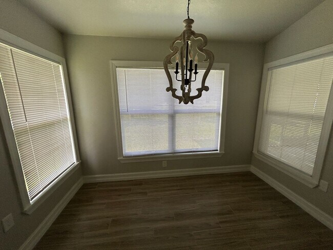 Building Photo - Stunning  3 bedroom 2 bathroom single family home.