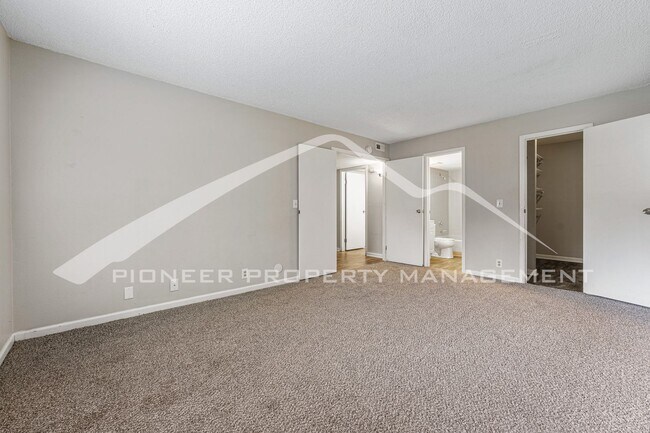 Building Photo - Spacious Condo with Washer/Dryer and Central AC