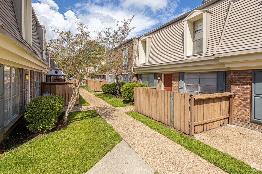 Spires Of Sherwood 11888 Old Hammond Hwy Baton Rouge LA 70816