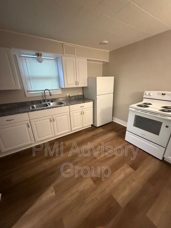 Building Photo - 709 SW Watson Ave