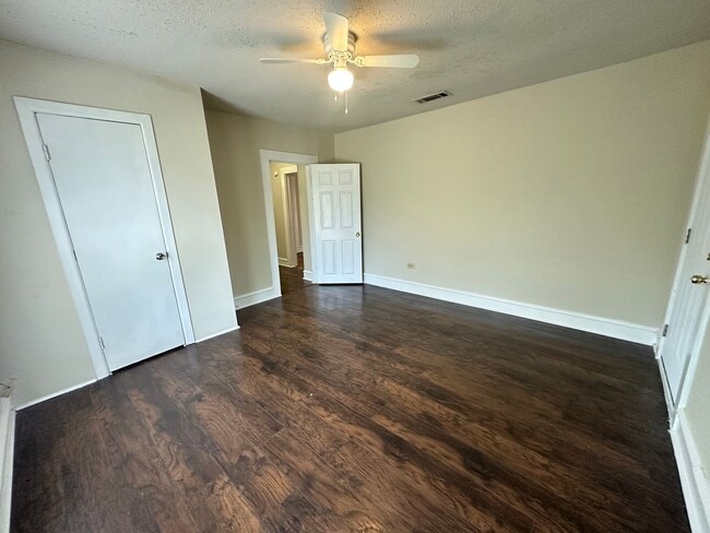 Building Photo - 2112 McKenzie Ave