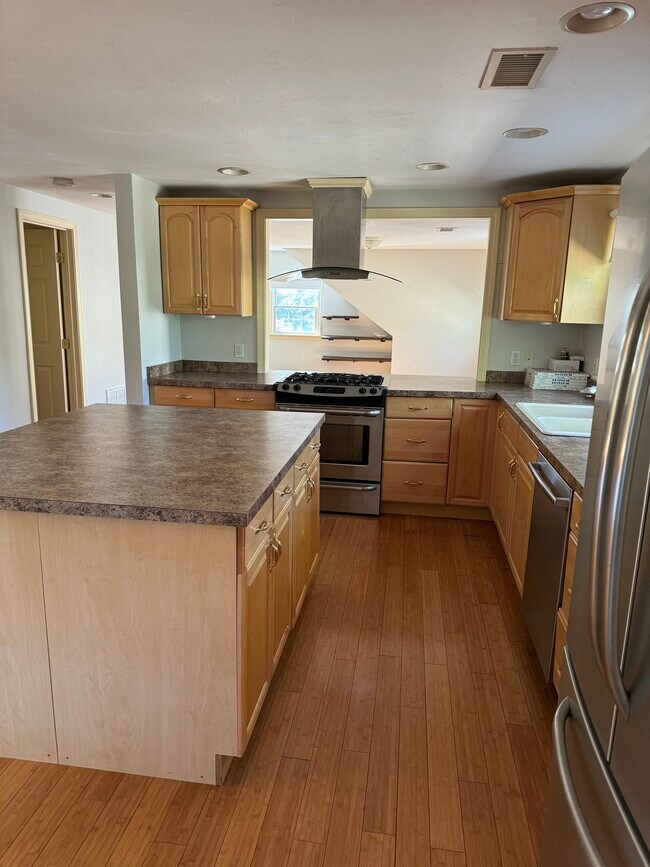 Building Photo - 173R Maple Ave