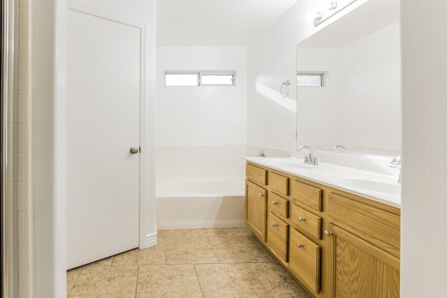 Building Photo - 10417 E Crescent Ave