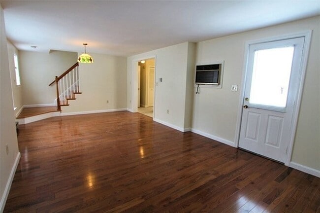 Building Photo - Spacious 3-Bed Townhouse with Wraparound D...