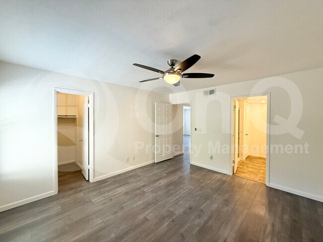 Building Photo - 1402 E Guadalupe Rd