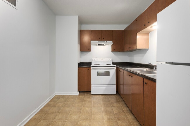 Building Photo - 506 W 89th St