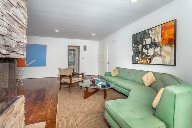 Building Photo - 938 San Vicente Blvd