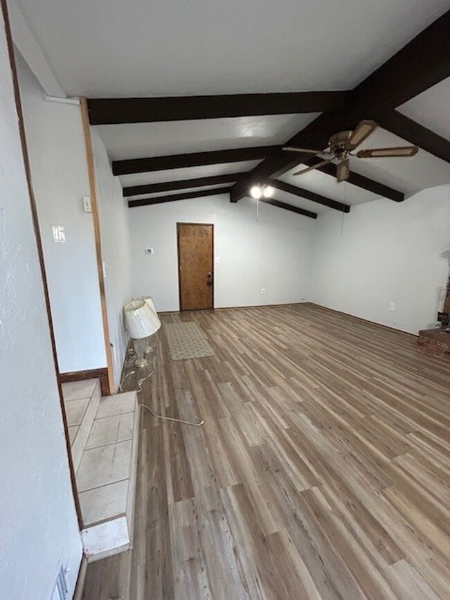 Building Photo - Beautiful 4 Bedrooms, 3 Full Bathrooms- Fa...