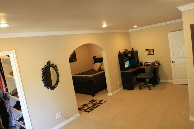 Building Photo - Call for your Private Showing! - Rent Ready September 1st