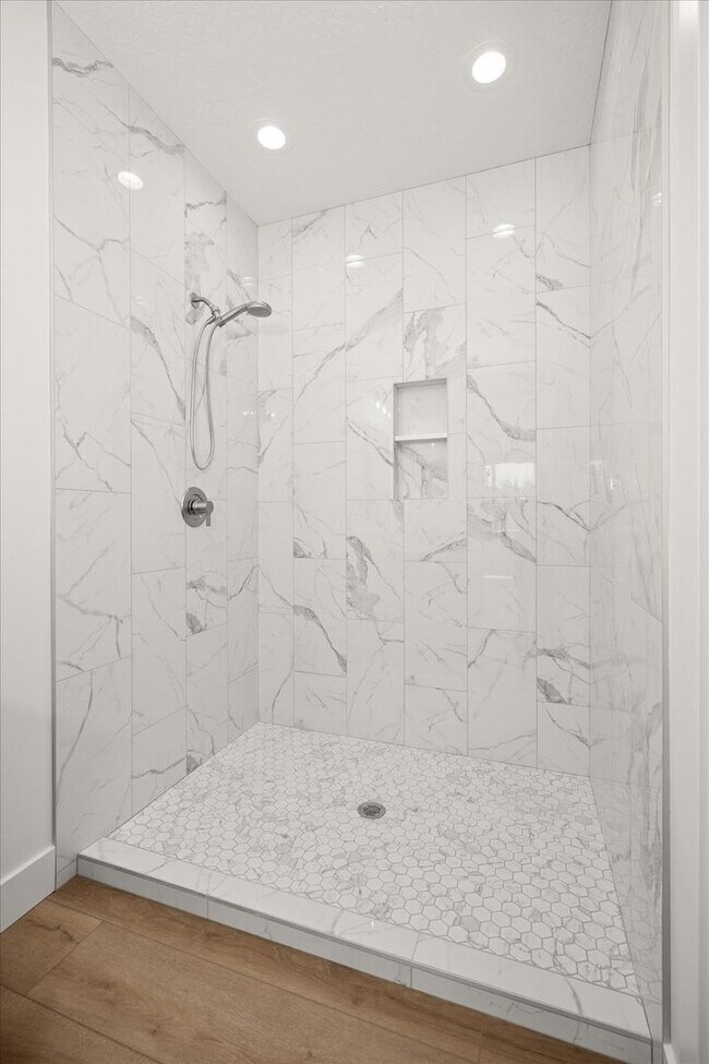 Building Photo - $3,600 - 4 Bed / 3 Bath Stunning Brand New...