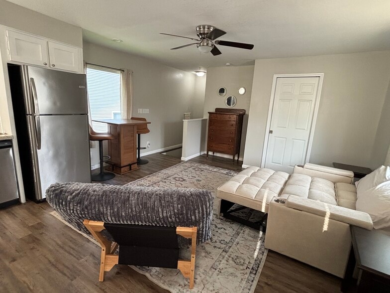 Building Photo - 616 S Paris St