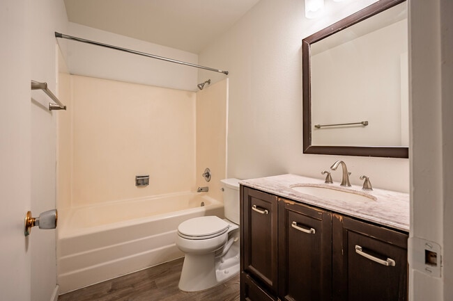 Building Photo - 12 E Hermosa Dr