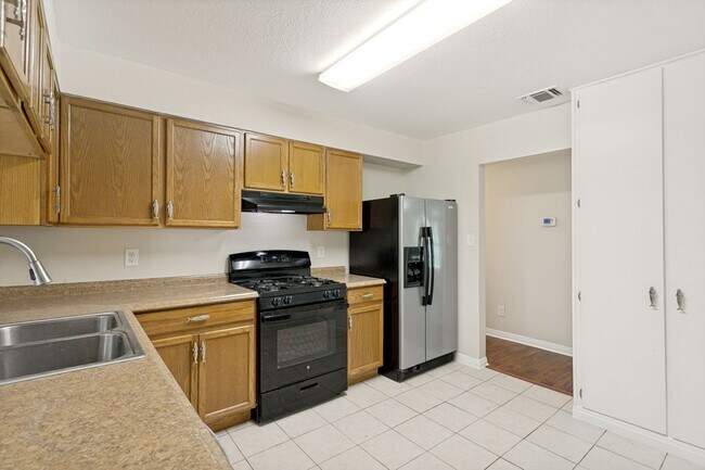 Building Photo - 5-BEDROOM HOME IN WILSHIRE TERRACE