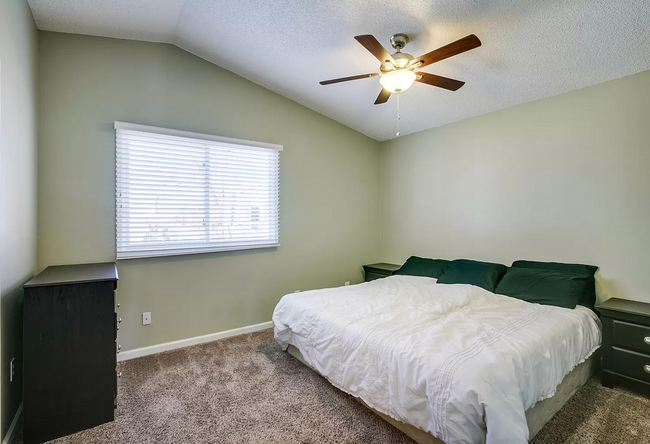 Building Photo - Stunning 3Bed 3Bath W/ Moutain views and u...