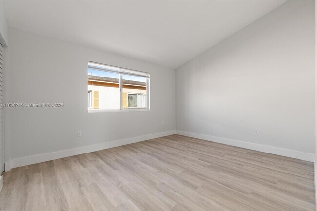 Building Photo - 6255 SW Kendale Lakes Cir