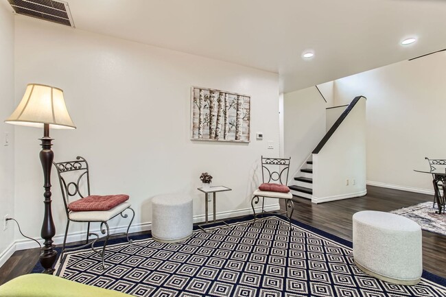 Building Photo - Beautifully Updated 2 Bedroom, 1.5 Bathroom Townhome-Style Condo in Tanasbrook, Near Tanasbourne!