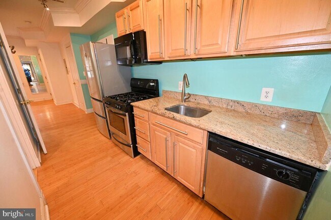 Building Photo - 550 Hobart Pl NW