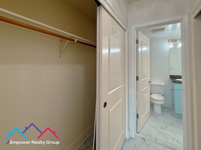 Building Photo - Spacious 3 Bedroom 2 Baths Corner Condo