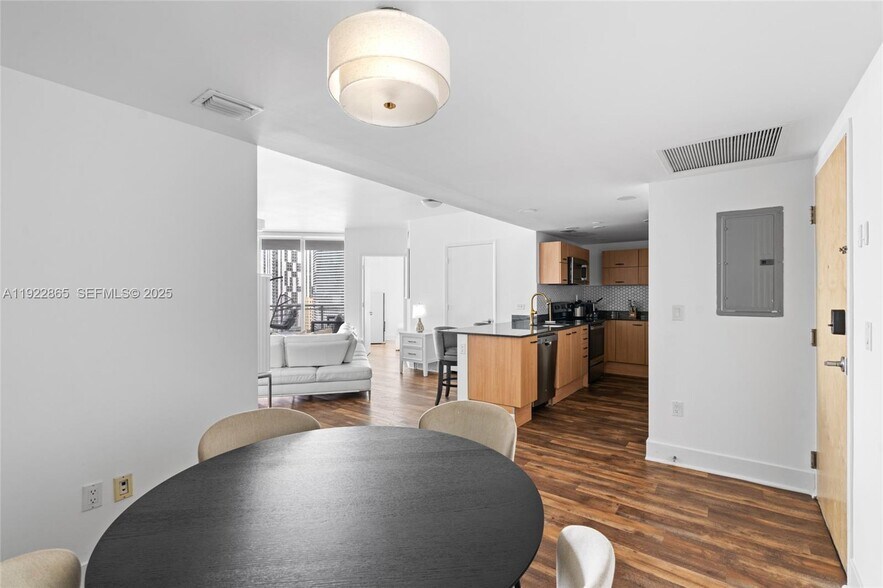 Building Photo - 350 S Miami Ave