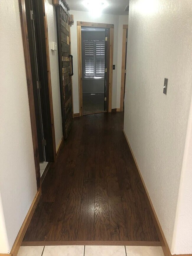 Building Photo - Spacious Single Level 3bd 2.75bath availab...