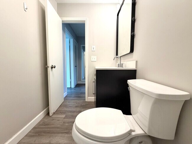 Building Photo - 413 N Cypress Dr