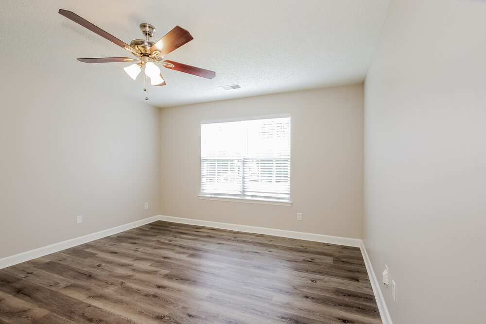 Building Photo - 533 River View Dr