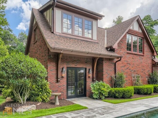 Building Photo - 3312 W Shadowlawn Ave NE