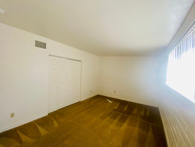 Building Photo - New Flooring! Spacious 1 Bedroom Available...
