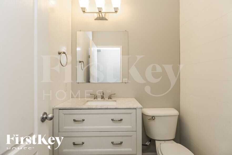 Building Photo - 837 E Cierra Cir