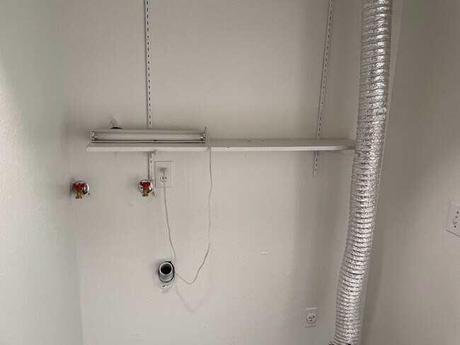 Building Photo - 3-Bedroom 1.5 Bath Twin-Home