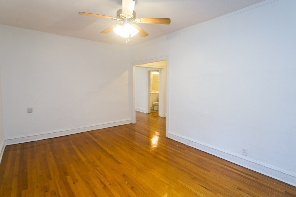Building Photo - 633 W Cornelia Ave