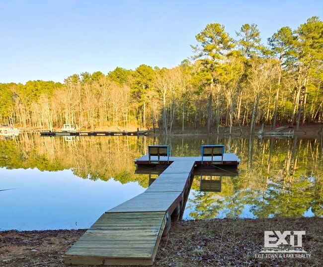 Building Photo - 4 Bedroom, 2 Bath Home Available on Kerr Lake with Private Dock