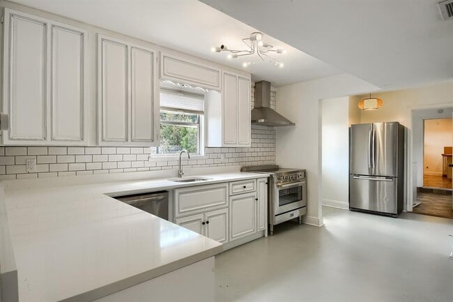 Building Photo - 1011 Berrywood Dr