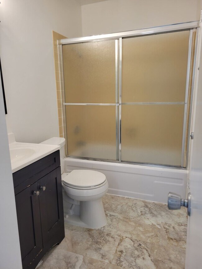 Building Photo - Super Light and Bright Junior 1 Bedroom in The Keys