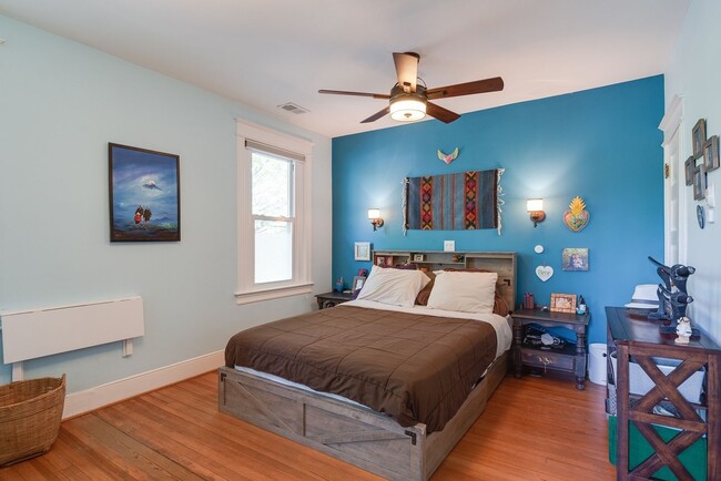 Building Photo - Unbeatable Family Home in the City w/ Park...