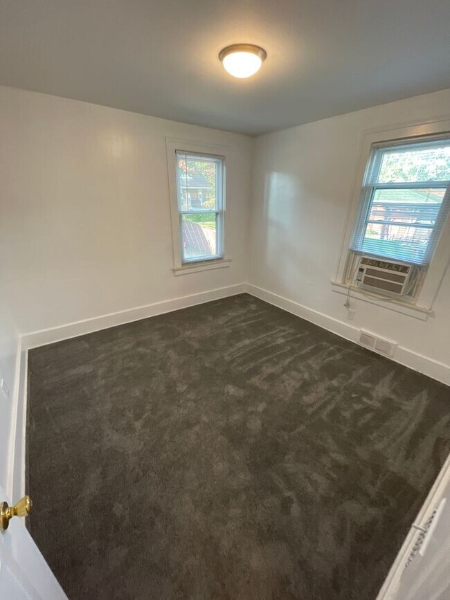 Building Photo - 2 Bedroom 1 Bathroom Multi-Family Home in Allen Park- 1st Floor Flat