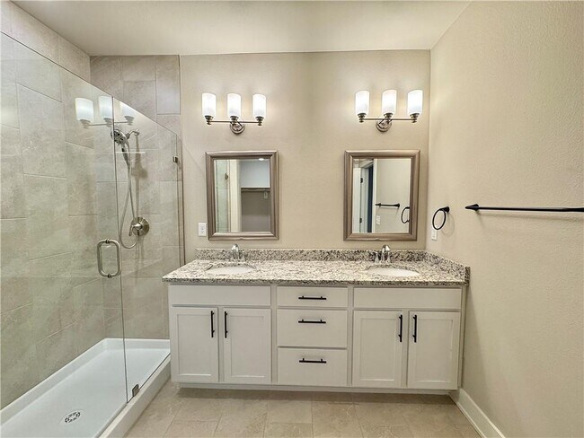 Building Photo - 811 NE Hts Ln