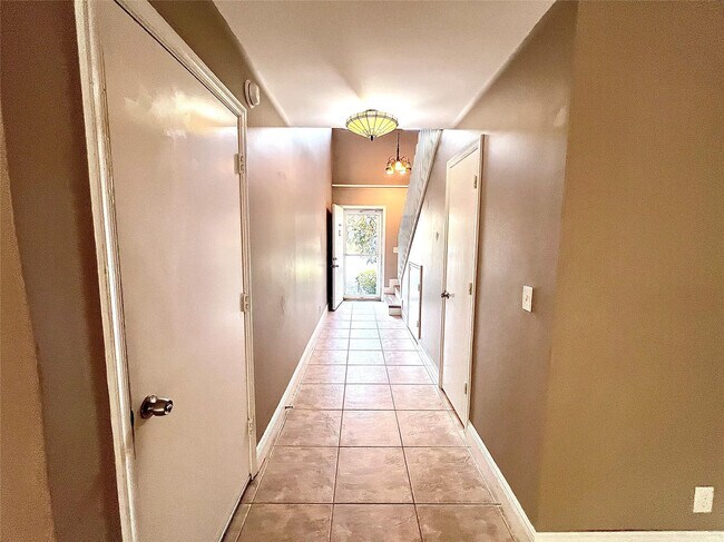 Building Photo - 2246 Discovery Cir W