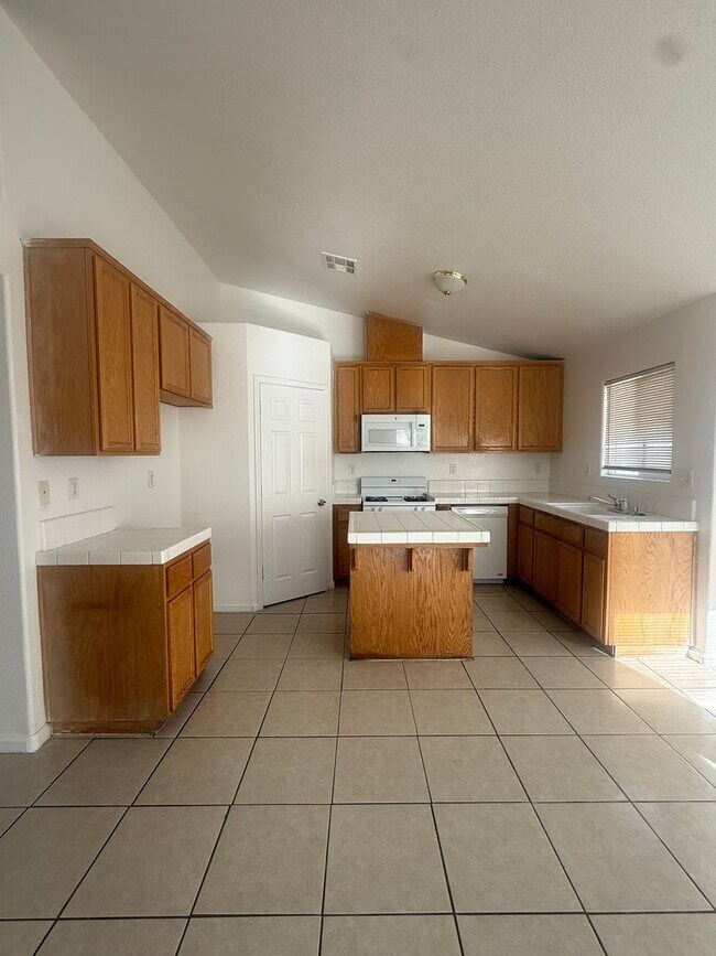 Building Photo - Move-in Ready!